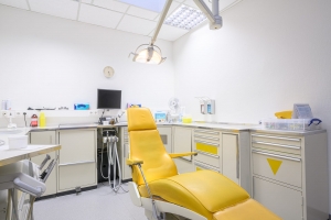 Zahnarztpraxis Juliusstrasse Wolfenbüttel - Behandlungsraum gelb