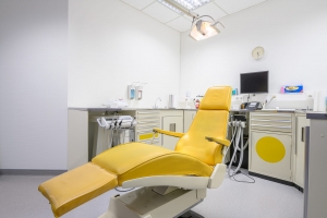 Zahnarztpraxis Juliusstrasse Wolfenbüttel - Behandlungsraum gelb
